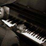 ピアノを弾く男性