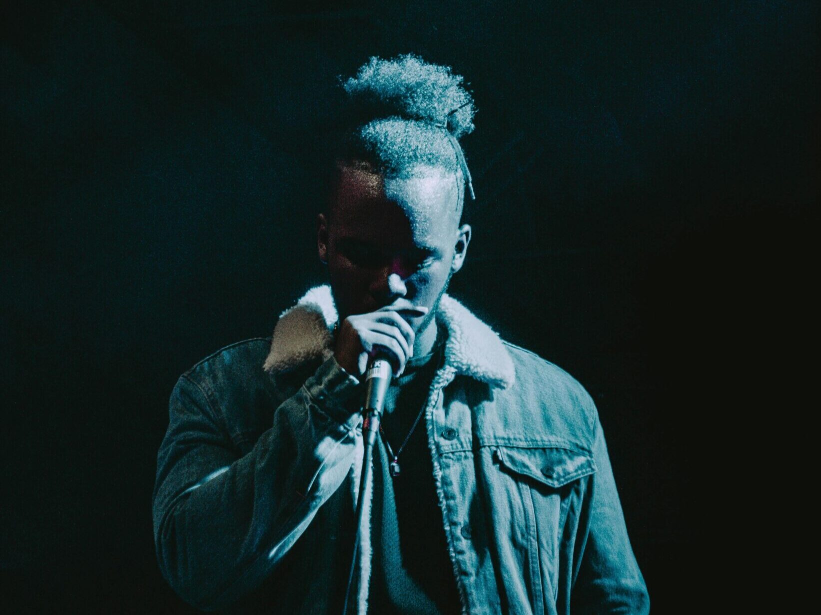 マイクに向かって歌うラッパーの画像